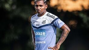 Dá para devolver? Alfredo Morelos desilude ao serviço do Santos