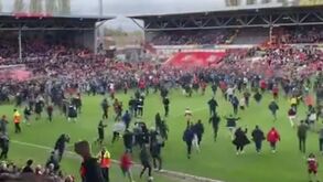 Wrexham FC sobe de divisão: explosão de alegria levou a enorme invasão de relvado