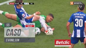 Outro lance polémico: FC Porto marcou, mas árbitro já tinha assinalado falta sobre Luiz Júnior