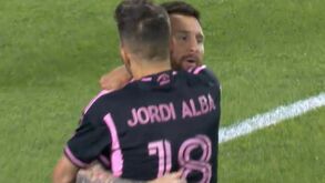 Messi marca um grande golo de fora da área na vitória do Inter Miami