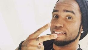 Garrafas atiradas, urina em público e carro destruído: Carlos Alberto virou condomínio às avessas