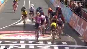 Ciclista celebra vitória mas perde corrida... em cima da meta
