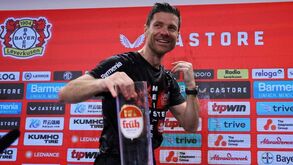 Xabi Alonso festeja título do Bayer Leverkusen e não esquece... Roger Schmidt