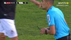 Pedaços de cadeiras e até um canivete: adeptos do Boavista visam árbitro assistente