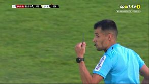 Adeptos do Boavista lançam canivete contra árbitro assistente 