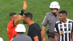 António Oliveira fora de si: treinador do Corinthians expulso no arranque do Brasileirão  