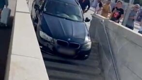 Condutor engana-se e deixa carro nas escadas de acesso à estação de metro da Casa da Música