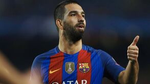 Arda Turan acusado de destruir mansão em Barcelona: até as cortinas foram usadas como baloiço sexual