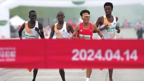 Meia Maratona de Pequim investiga vitória polémica de atleta chinês