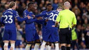 Inacreditável: Madueke e Nicolas Jackson discutem com Palmer por causa de penálti e não celebram golo do Chelsea