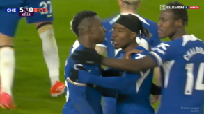 Madueke e Chalobah tiveram que convencer Nicolas Jackson a cumprimentar Palmer após o penálti do Chelsea