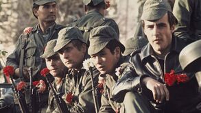 A história da revolução: uma nos cravos, outra na ditadura