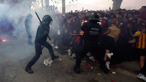 As imagens dos confrontos entre polícia e adeptos do Barcelona horas antes do jogo com o PSG