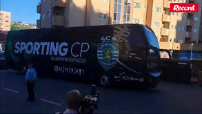 O momento da chegada do autocarro do Sporting a Famalicão