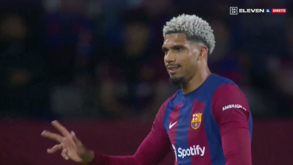 Ronald Araújo não ficou nada satisfeito com a expulsão frente ao PSG e este gesto diz tudo