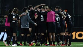 A festa dos jogadores e adeptos do Sporting após triunfo em Famalicão: fogo de artifício até começou antes do apito final
