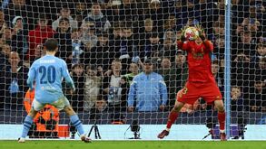 Bernardo Silva falhou um dos penáltis no adeus do Man. City à Champions: português 'passou' a bola a Lunin