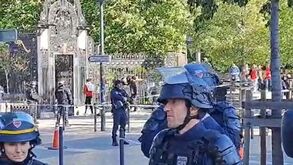 Adeptos do Benfica chegam ao Vélodrome 'escoltados' por um forte contingente policial