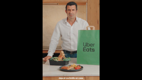 Luís Figo participa num dos anúncios publicitários do ano e a cabeça de porco, desta vez, é servida à mesa