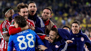Olympiacos bate Fenerbahçe nos penáltis e faz história ao atingir as 'meias' da Liga Conferência