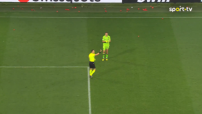 Emiliano Martínez viu dois cartões amarelos frente ao Lille de Paulo Fonseca e... não foi expulso