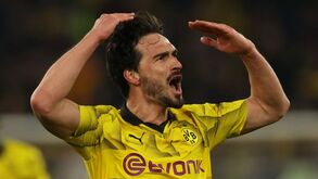 Hummels provoca equipas inglesas eliminadas das competições europeias: «Boas colheitas!»