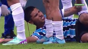 Imagens arrepiantes: jogador do Grémio fica a sangrar abundantemente da cabeça após choque com adversário