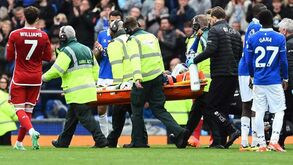Enorme susto na Premier League: Beto cai inanimado após choque de cabeças