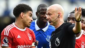 Polémica em Inglaterra: Nottingham acusa VAR do jogo com o Everton de ser adepto do Luton