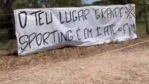 Mais uma tarja à porta da Academia: «O teu lugar grande Sporting…»