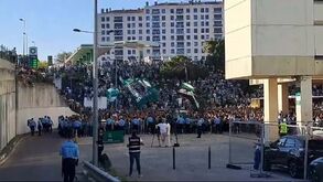 Mar de adeptos à espera do autocarro do Sporting em Alvalade