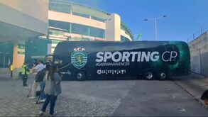 Loucura em Alvalade com a chegada do autocarro do Sporting