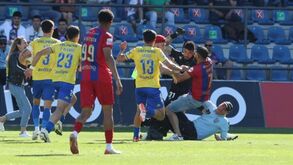 Invasão e agressões em pleno relvado: Chaves e jogadores expulsos do Estoril arriscam castigos pesados