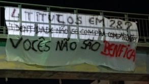 Adeptos do Benfica colocaram esta tarja junto ao estádio do Farense a exigir mais: «Identidade não se compra com milhões»