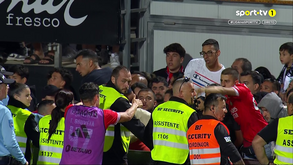 Ânimos exaltados em Faro após vitória do Benfica: Tiago Gouveia teve de acalmar adeptos