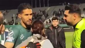 Futebolista iraniano castigado por defender e abraçar adepta