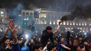 Loucura em Milão: adeptos do Inter enchem ruas para festejarem a conquista do 'scudetto'