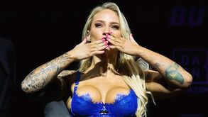 Ebanie Bridges faz convite sensual