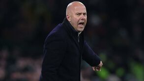 Liverpool vira atenções para o treinador do Feyenoord: primeiros contactos foram positivos