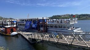 As imagens do barco de campanha de Pinto da Costa que vai subir ao Douro esta quarta-feira