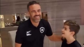 Pequeno adepto do Botafogo faz apelo a Artur Jorge: «Não atenda telefonema do Cristiano Ronaldo»