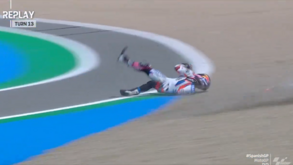 O momento da queda de Miguel Oliveira durante os treinos livres para o GP de Espanha