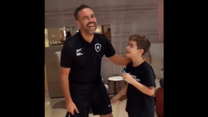 Jovem adepto do Botafogo faz pedido a Artur Jorge: «Não atenda telefonemas do Cristiano Ronaldo»