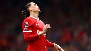 Liverpool aconselhado a contratar tutor para Darwin: «Já estaria ao telemóvel com Michael Owen»