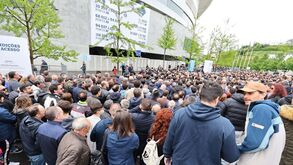 Impressionante: mar de gente às portas do Dragão no arranque das eleições