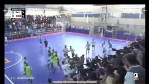 Pancadaria em jogo de futsal sub-18 no Brasil: claque do Corinthians invadiu quadra para agredir jogadores do Palmeiras