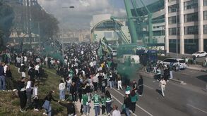 Loucura em Alvalade: cordão humano à espera da partida do Sporting rumo ao Norte