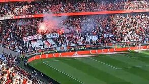 «Presidente, o nosso amor não tem limite»: No Name Boys mostraram tarja e interromperam Benfica-Sp. Braga com tochas