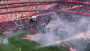 Benfica-Sp. Braga: mais imagens do momento em que os No Name arremessaram 32 tochas para o relvado