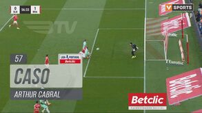 Jogadores do Benfica pediram penálti após queda de Arthur Cabral na área do Sp. Braga: árbitro mandou seguir